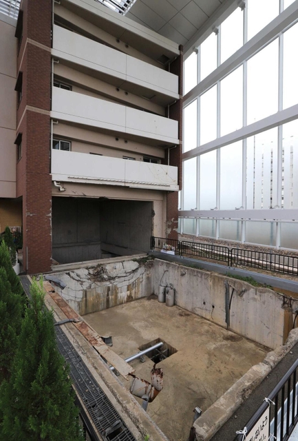 巨大な屋根や柱に囲われた事故現場のマンション。事故の痕跡があちこちに残る＝２０１８年９月１４日、尼崎市久々知３