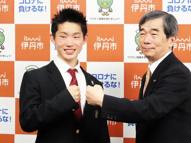 藤原保幸市長に全国Ｖを報告した伊藤千飛さん＝伊丹市役所