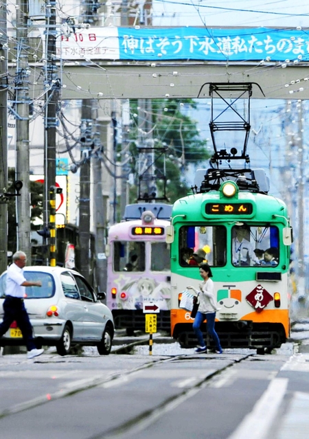 「ごめん」という行き先表示板を掲げて走る路面電車＝高知県南国市後免町１丁目（撮影・高知新聞）
