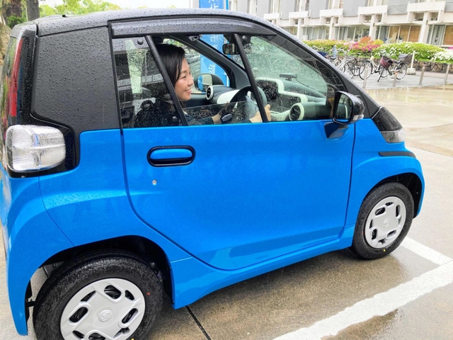 休日カーシェアができる超小型ＥＶの公用車＝尼崎市役所