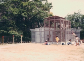村上春樹のデビュー作の一部に登場したサルのおりがあった打出公園。建て替えられた後の２代目のおり＝打出公園（芦屋市提供）