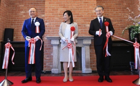 テープカットで祝う（左から）作田誠司・尼崎信用金庫理事長、稲村和美・尼崎市長、大久保和正・尼崎商工会議所会頭＝尼崎市東桜木町