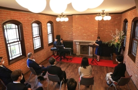 内装を一新した館内。尼崎信用金庫音楽部が演奏を披露した＝尼崎市東桜木町