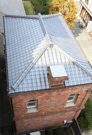 屋根瓦はふき替えられ、煙突も残されている＝尼崎市東桜木町