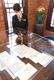 ２階では「創立総会決議録」の複製など、創業時の資料を展示している＝尼崎市東桜木町