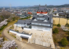 石垣と天守閣を備えた外観は城そのもの＝川西市長尾町