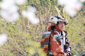 よろいかぶと姿で八幡太郎義家役を務めた倉ケ市海斗さん＝川西市火打１