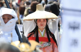 あでやかな着物姿で歩く常盤御前役の上田琳さん＝川西市中央町