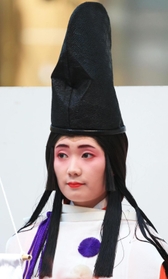 えぼしをかぶった静御前役の福場莉帆さん＝川西市栄町