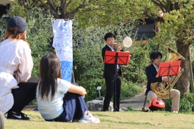 ゴールの公園で演奏する茶谷友一さん（中央）ら＝尼崎市潮江５、潮江緑遊公園