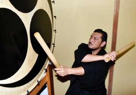 大太鼓を打つ陽介さん＝姫路市内