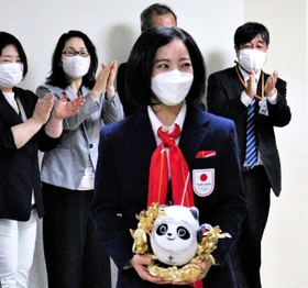 市職員に拍手で出迎えられ笑顔を見せる三浦選手＝宝塚市役所