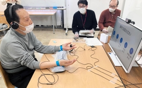 特殊詐欺の電話を受ける実験に臨む男性＝尼崎市役所