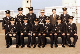 濃紺色の制服。前列左から３人目が松下實さん（提供）