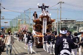再建を祝い、街を巡行するだんじり＝西宮市門前町