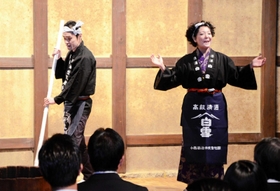 伊丹の酒造り唄を披露する山崎小夜子さん（右）と湊洋志さん＝市立伊丹ミュージアム