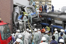 車両から乗客を救出しようとする人々