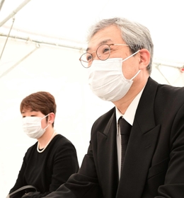 慰霊式の後、教訓継承のあり方への疑問を投げかける小椋聡さんと妻の朋子さん＝２５日午後、尼崎市久々知３（撮影・中西幸大）