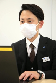 駅員を経て現在は総務企画課で業務する瀧上太輔さん＝神戸市中央区加納町４（撮影・斎藤雅志）