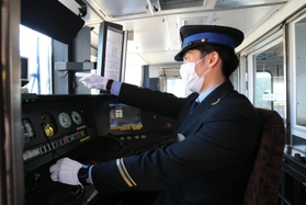 運転席に座り前方確認をする。深く刺さった父の言葉を胸に＝ＪＲ姫路駅（撮影・斎藤雅志）