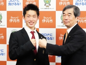 藤原保幸市長に全国Ｖを報告した伊藤千飛さん＝伊丹市役所