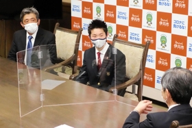市長と話す伊藤さん。父の陽二さん（左）も付き添った＝伊丹市役所