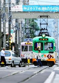 「ごめん」という行き先表示板を掲げて走る路面電車＝高知県南国市後免町１丁目（撮影・高知新聞）