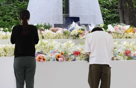 一般献花に訪れ、慰霊碑に手を合わせる人＝４月２５日午後、尼崎市久々知３