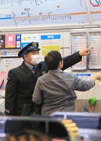 駅利用者の対応をする。一人一人に心を込めて＝ＪＲ宝塚駅（撮影・斎藤雅志）