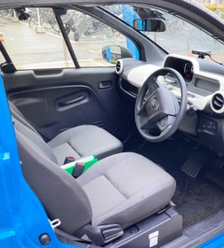 ２人乗りの超コンパクトカーながら、車内は意外とゆったり＝尼崎市役所