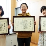 署長感謝状を受け取った（右から）金任芭悠さん、大谷花歩さん、山野真優さん＝浜脇小学校