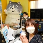 エフエムあまがさきの番組に出演するマル（左）とパーソナリティーの三宅奈緒子さん（右）＝尼崎市昭和通２