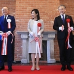 テープカットで祝う（左から）作田誠司・尼崎信用金庫理事長、稲村和美・尼崎市長、大久保和正・尼崎商工会議所会頭＝尼崎市東桜木町