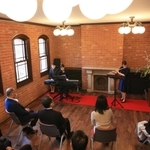 内装を一新した館内。尼崎信用金庫音楽部が演奏を披露した＝尼崎市東桜木町