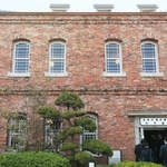 色あせた外壁のレンガは新調された＝尼崎市東桜木町