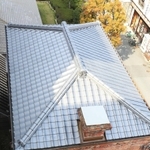 屋根瓦はふき替えられ、煙突も残されている＝尼崎市東桜木町