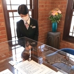 ２階では「創立総会決議録」の複製など、創業時の資料を展示している＝尼崎市東桜木町