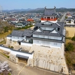 石垣と天守閣を備えた外観は城そのもの＝川西市長尾町