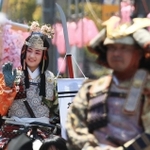 時代装束に身を包んだ武者役らが観衆を魅了した懐古行列。左は巴御前役の眞野梨穂奈さん＝川西市中央町