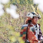 よろいかぶと姿で八幡太郎義家役を務めた倉ケ市海斗さん＝川西市火打１