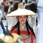 あでやかな着物姿で歩く常盤御前役の上田琳さん＝川西市中央町