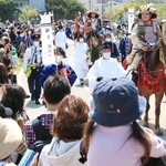 懐古行列の見物に集まった大勢の市民ら＝川西市火打１