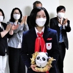 市職員に拍手で出迎えられ笑顔を見せる三浦選手＝宝塚市役所