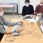 特殊詐欺の電話を受ける実験に臨む男性＝尼崎市役所