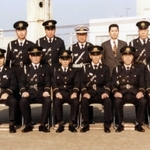 濃紺色の制服。前列左から３人目が松下實さん（提供）