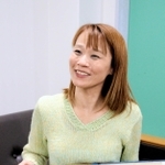 アルバムを手に、祖父の松下さんとの思い出を語る田中真由美さん＝神戸新聞阪神総局