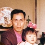 孫の田中さんと写る松下さん（提供）