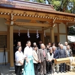 再建された拝殿前で記念撮影する神社関係者＝大市八幡神社