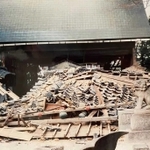 震災で全壊した幣殿・拝殿。奥の本殿は倒壊を免れた＝１９９５年（神社提供）