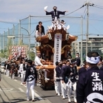 再建を祝い、街を巡行するだんじり＝西宮市門前町